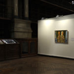 Vue de l'exposition "Les Nouveaux Mythes". A droite, photos de Vincent Costarella. A gauche, peinture "Erma bifronte" de Rossela Genovese, Crédit photo : Joseph Caprio.